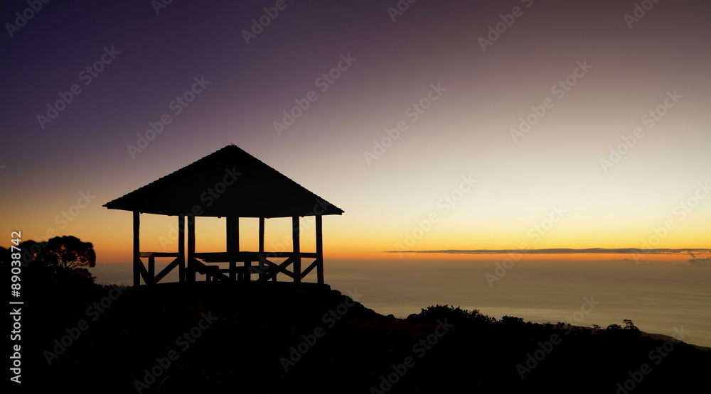 Kiosque du Maïdo au crépuscule.