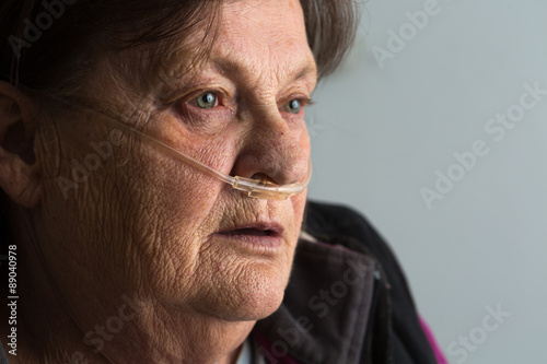 Obraz na plátně Elderly woman breathing supplemental oxygen
