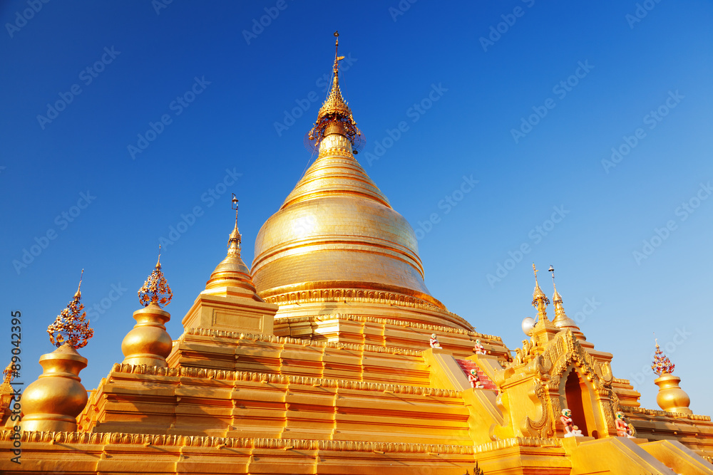 Naklejka premium Kuthodaw Pagoda, Myanmar