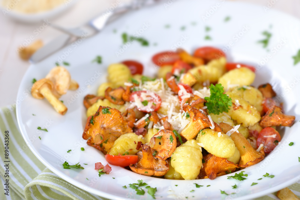 Gnocchi mit frischen gebratenen Pfifferlingen und Käse-Sahnesoße mit Speck Gnocchi mit frischen gebratenen Pfifferlingen und Käse-Sahnesoße mit Speck