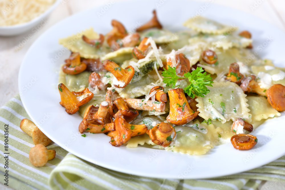 Spinatravioli mit frischen Pfifferlingen, Sahnesoße und Parmesan Spinatravioli mit frischen Pfifferlingen, Sahnesoße und Parmesan