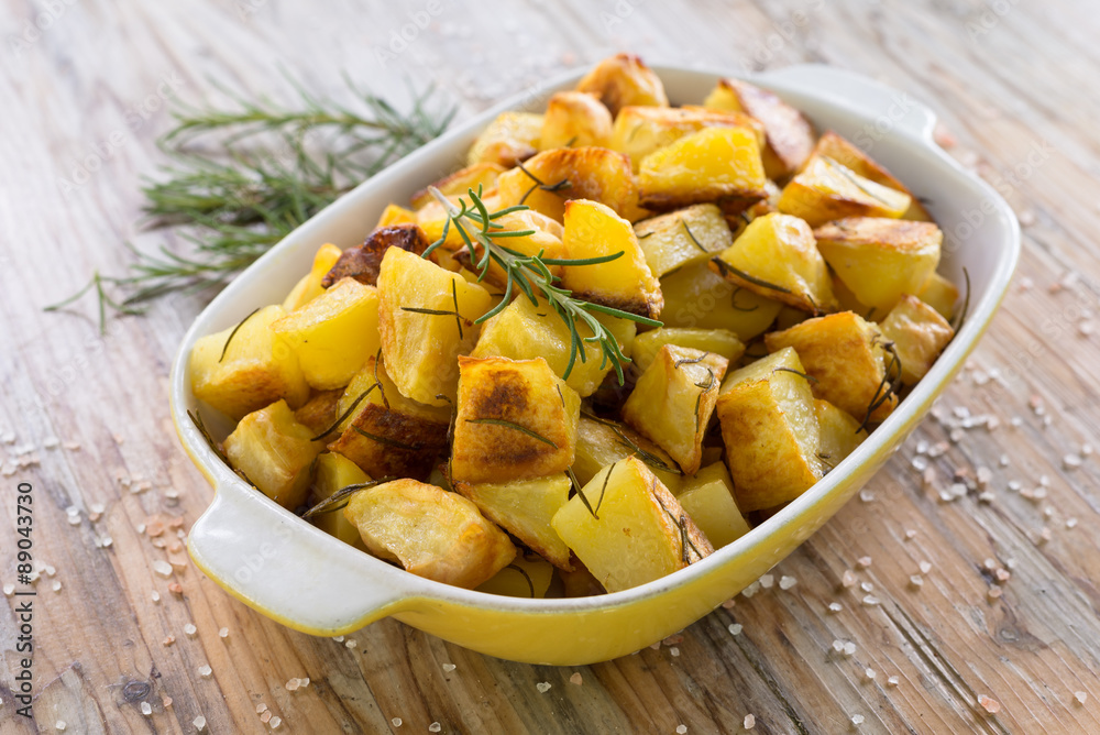 Vassoio di patate cotte al forno, roasted potatoes Stock Photo | Adobe ...