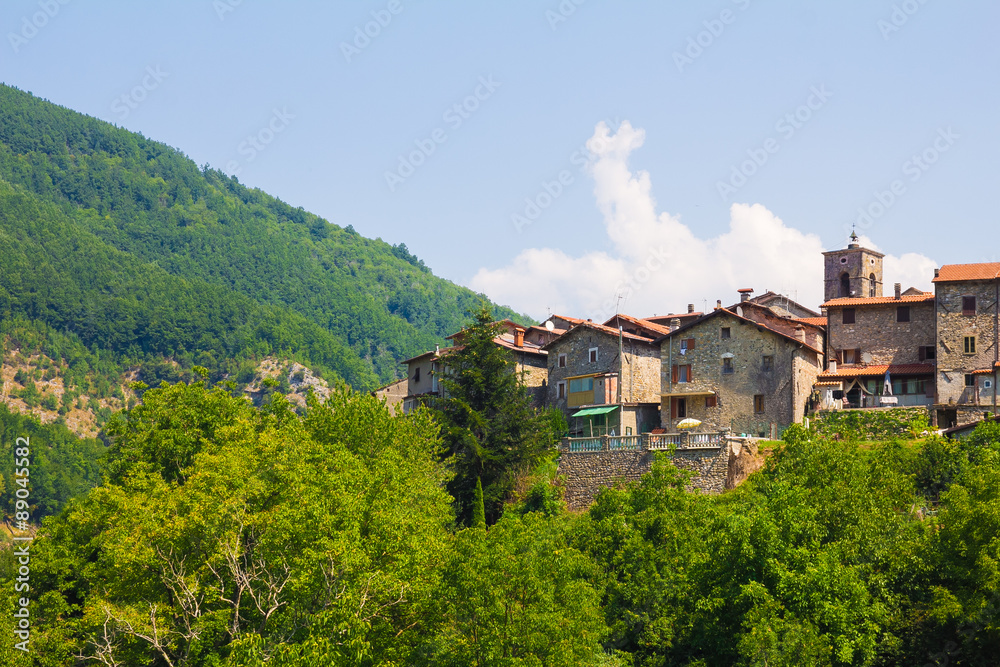 Foto del piccolo borgo di Vagli Sotto in Toscana