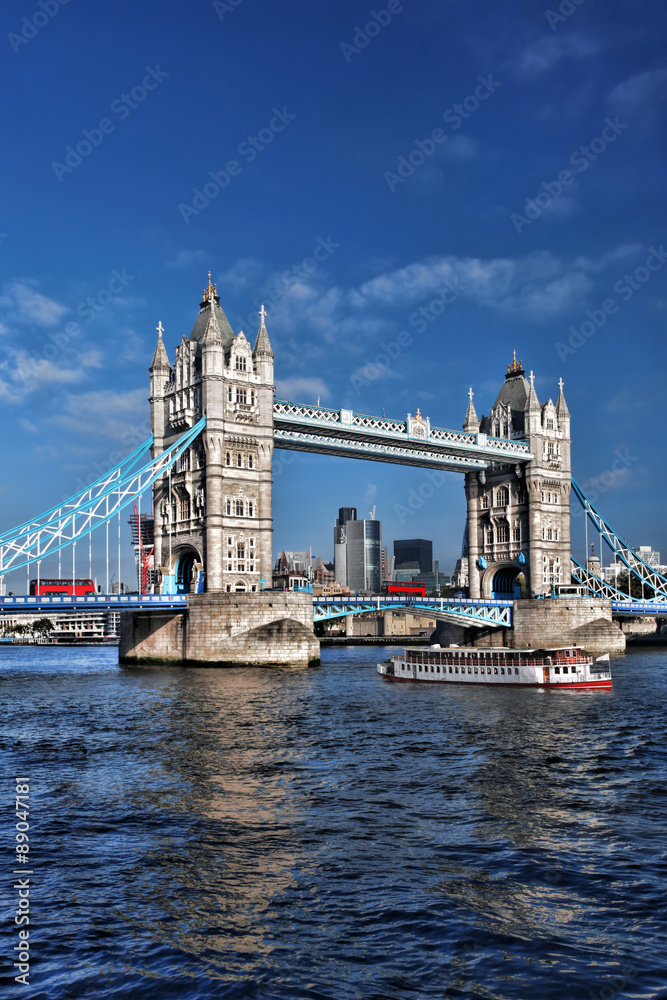 Obraz premium Famous Tower Bridge against blue sky in London, England