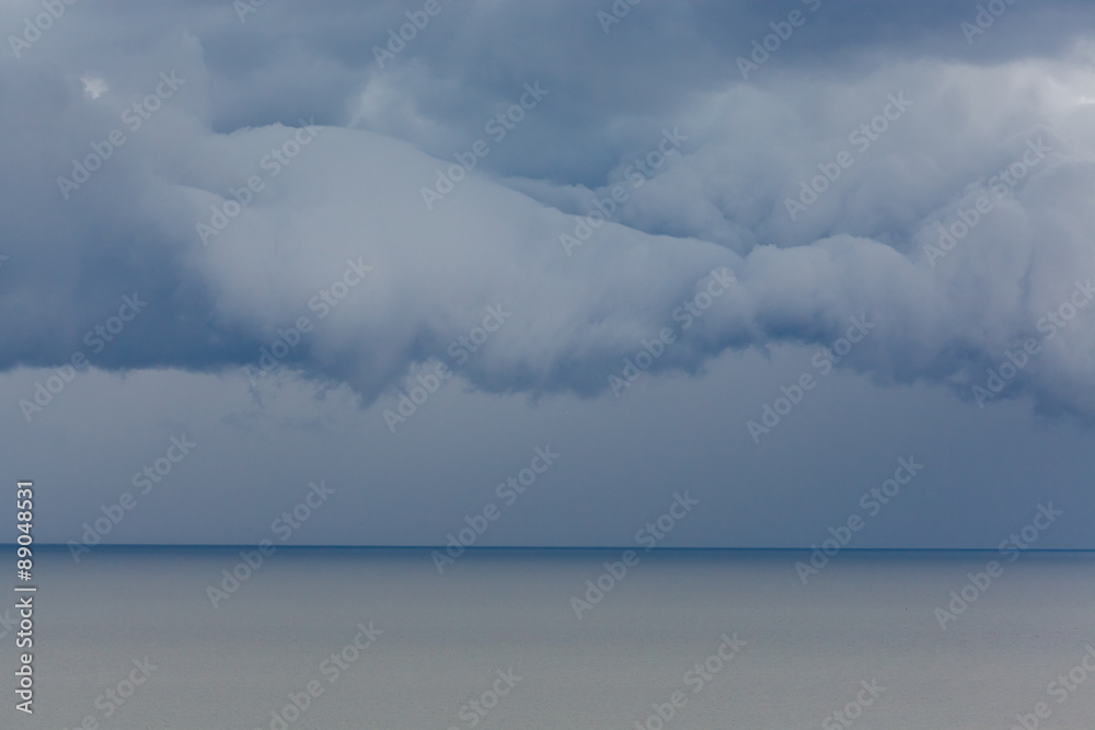 Obraz premium Dark cloud asperatus over the sea