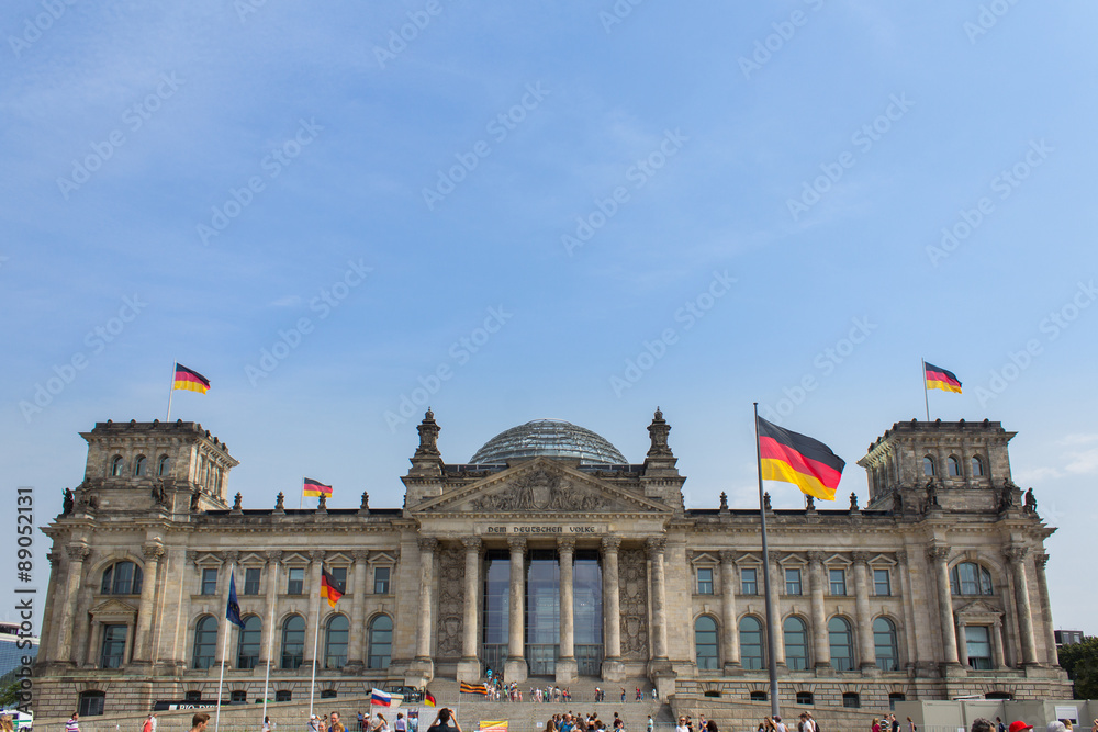 Obraz premium Budynek Reichstagu w Berlinie: niemiecki parlament