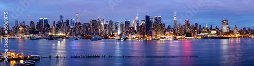 New York Panorama bei Nacht mit Blick auf die Manhattan Skyline #89060175