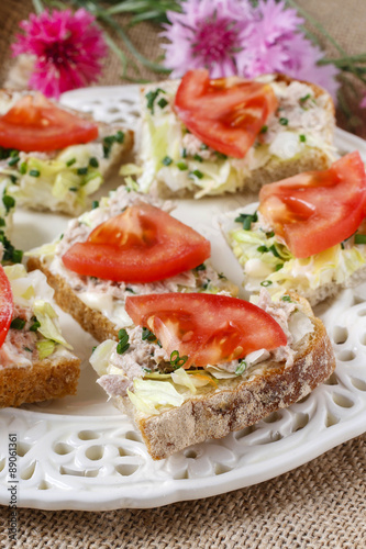 Healthy sandwiches with tomatoes, lettuce and fish