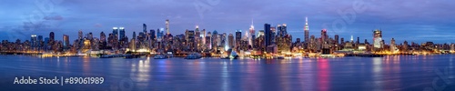 Manhattan Skyline bei Nacht New York USA #89061989