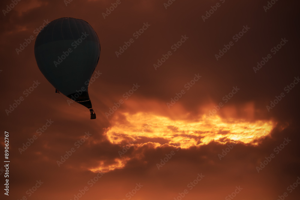 Naklejka premium Hot air balloon sucked into black hole. Abstract work.