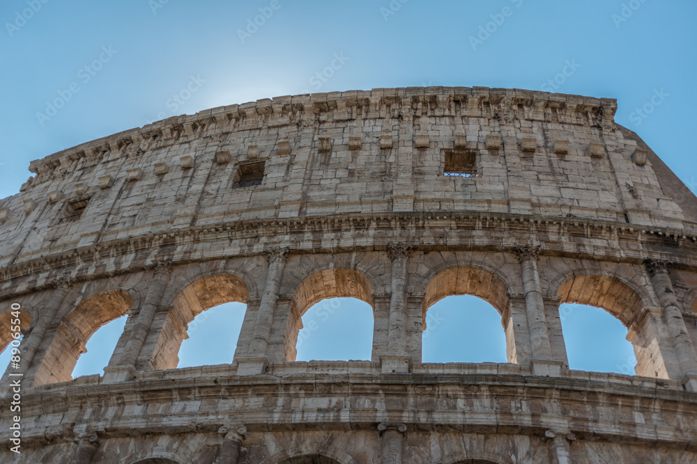 Ansicht der frisch gereinigten Außenfassade des Kolosseums in Rom vor blauem Himmel.
