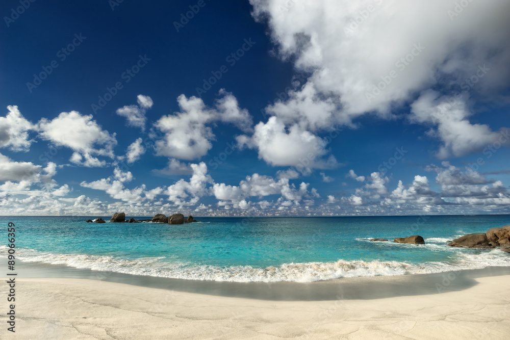 Fototapeta premium Dynamic clouds over the sea 