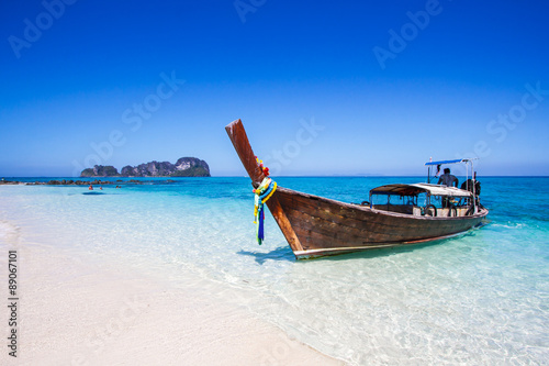 Long-tailed boat at  Phi Phi island in Thailand © Photo Gallery