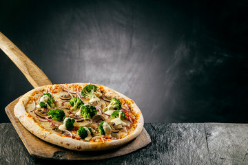 Fototapete Pizzeria Dampfende heiße Pizza im Restaurant  © exclusive-design