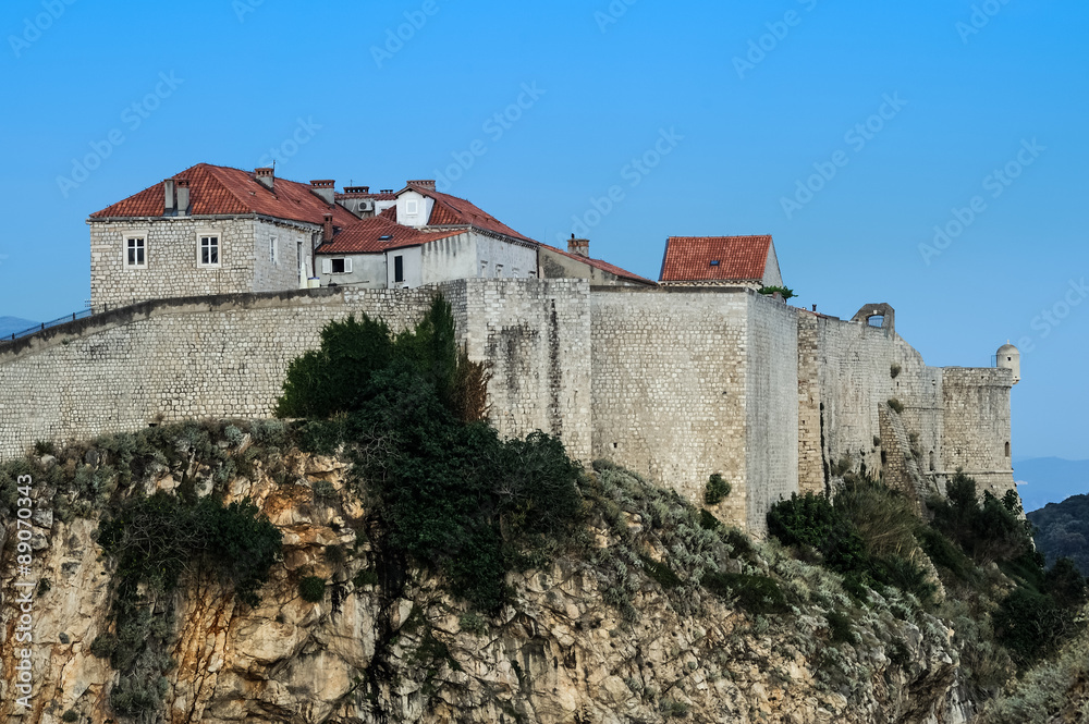 Mauer und Häuser der Altstadt von Dubrovnik