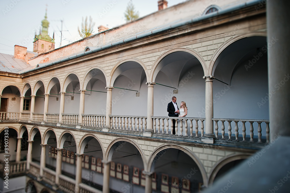 wedding couple background stone columns