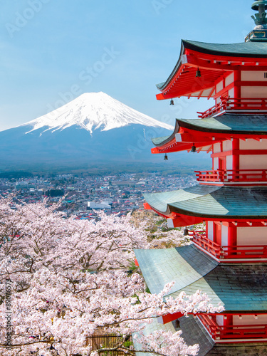 Chureito Pagode mit Mount Fuji im Hintergrund in Japan