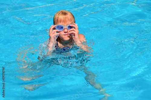 Kind beim schwimmen im pool © photo 5000