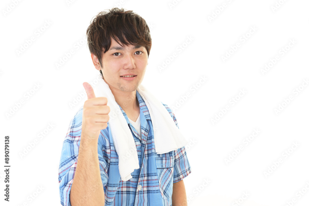 パジャマ姿の笑顔の男性 パジャマ姿の笑顔の男性