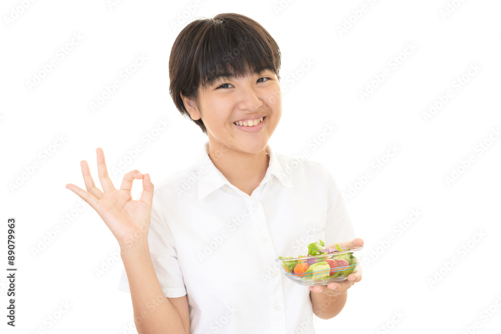 サラダを食べる女の子 サラダを食べる女の子