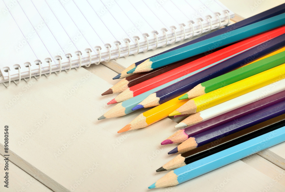 Naklejka premium Colorful pencil with notepad
