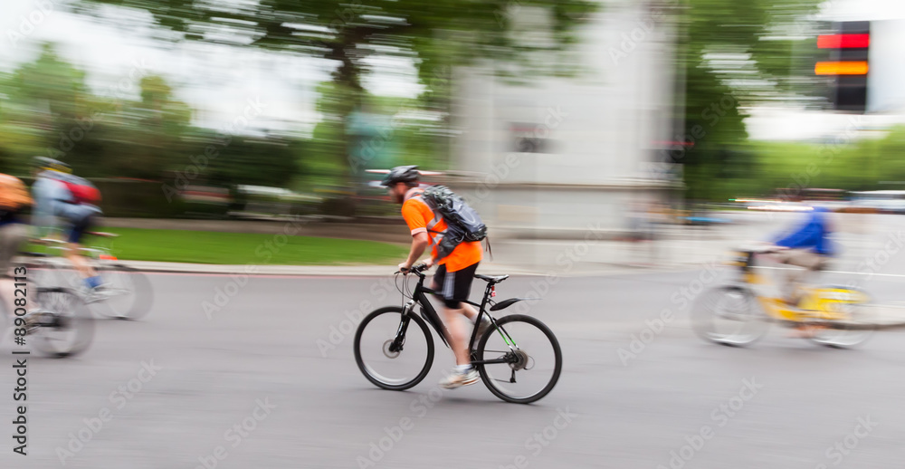 Obraz premium Radfahrer in der Stadt in Bewegungsunschärfe