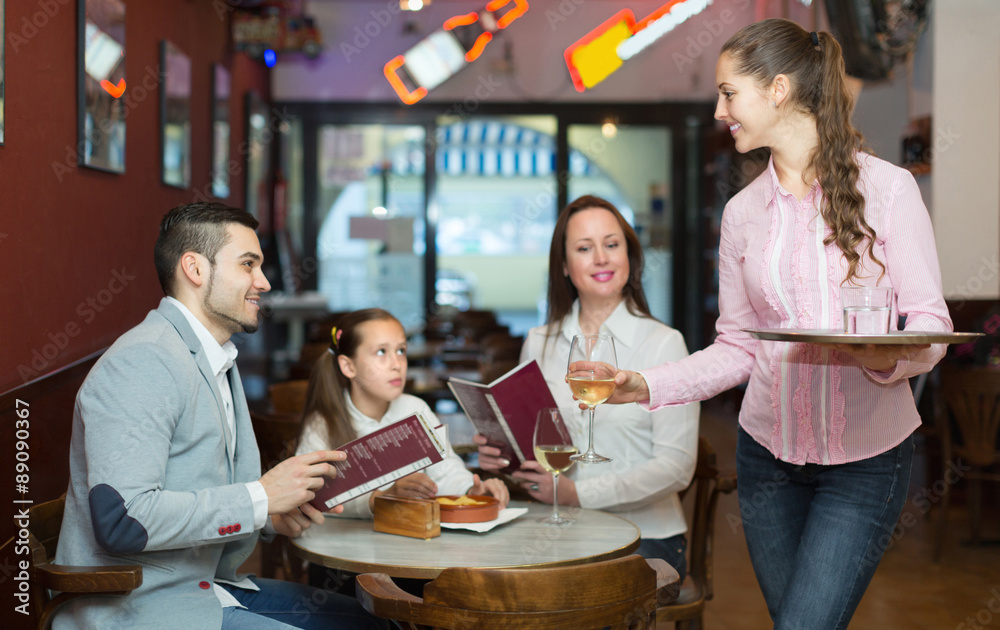 Obraz premium Waitress and family at cafe