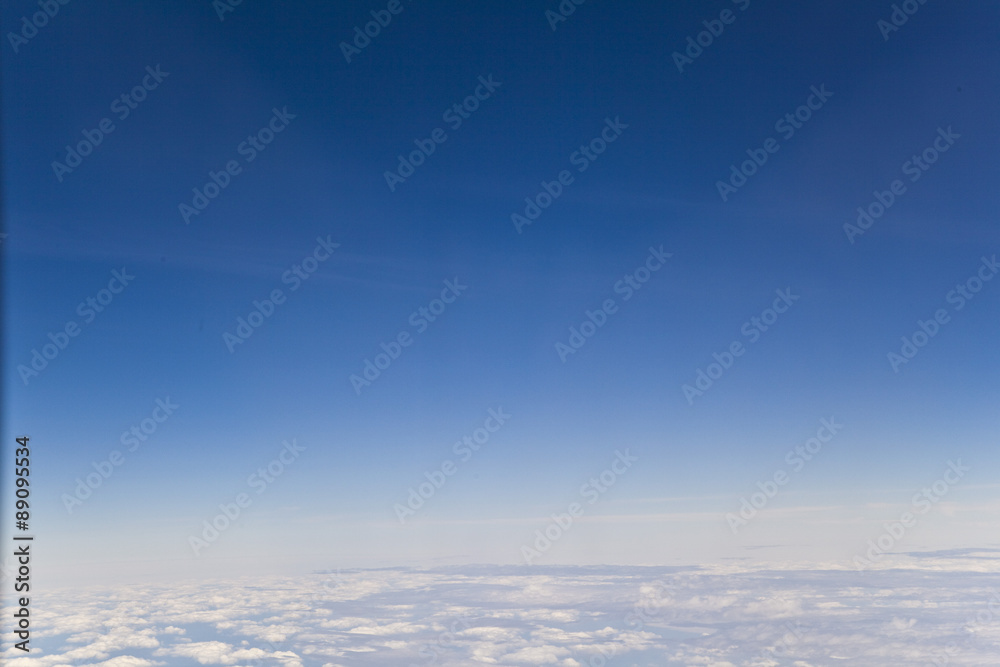Blick aus einem Flugzeug mit Cummulus Wolken Blick aus einem Flugzeug mit Cummulus Wolken