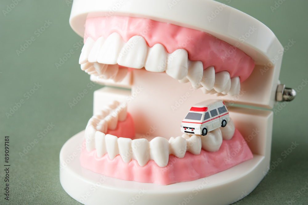 Obraz premium 歯の健康と救急車