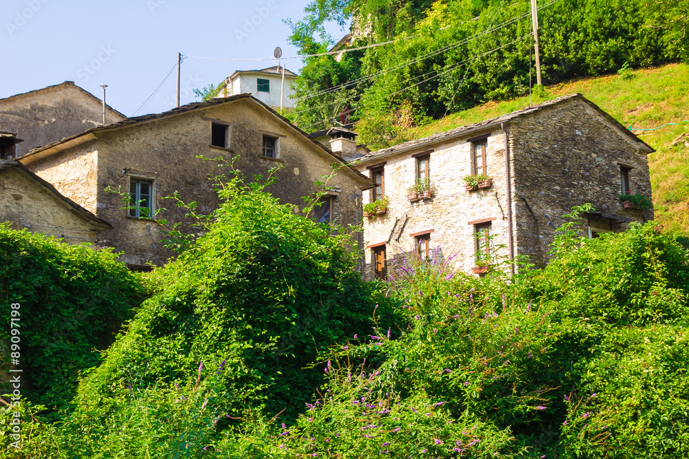 Vecchie case nel borgo di Isola Santa in Toscana