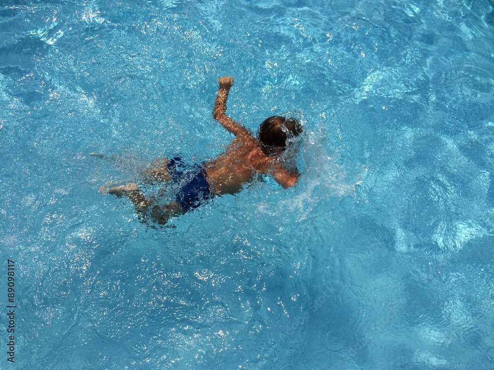niño aprendiendo a nadar en la piscina