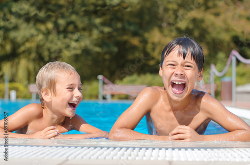 Kinder im Schwimmbad photo