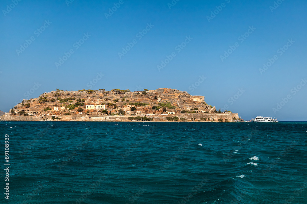 Греция. Крит. Вид с моря на остров Спиналонга