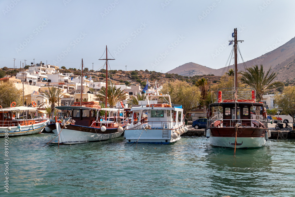 Туристические корабли в порту. Греция. Крит