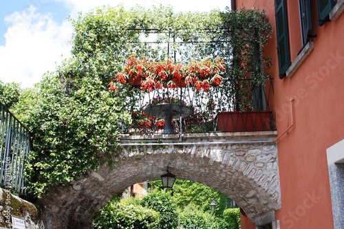 Foto Flowering Bellagio under blue sky at Lake Como in Lombardy Italy