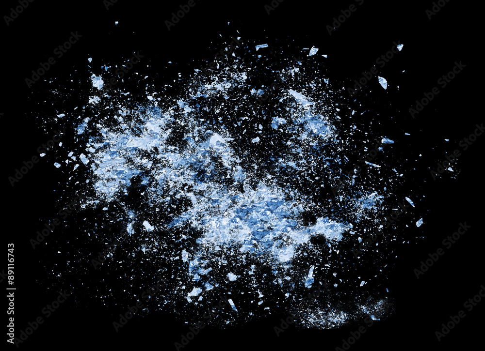 Fototapeta premium Big bang Streszczenie niebieski Ice crash części wybuchu na czarnym tle. Zderzenie, uszkodzenie kryształów lodu w zawieszeniu.