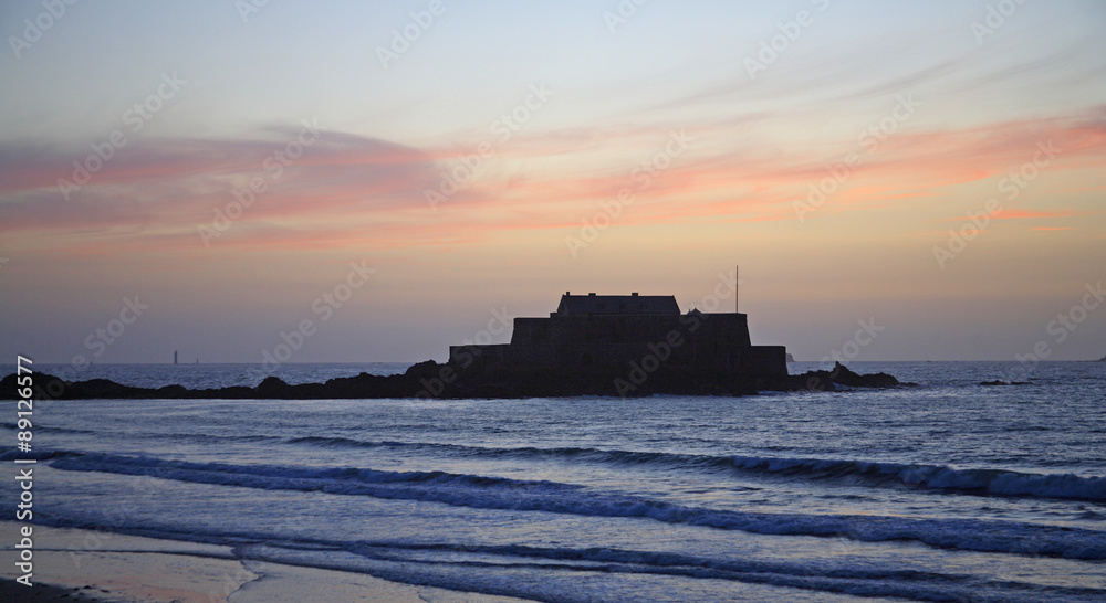 Obraz premium Francia,Bretagna, San Malo,Fort National.