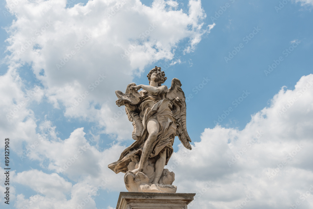 Engelsfigur der Engelsbrücke in Rom vor blauem Himmel