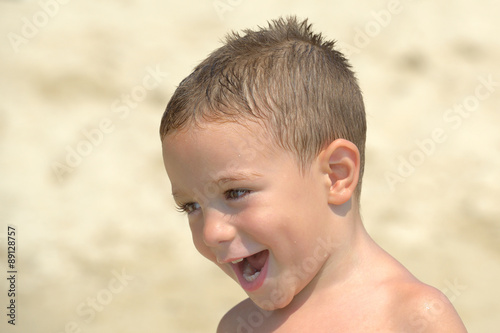 bambino che gioca nel acqua del mare photo