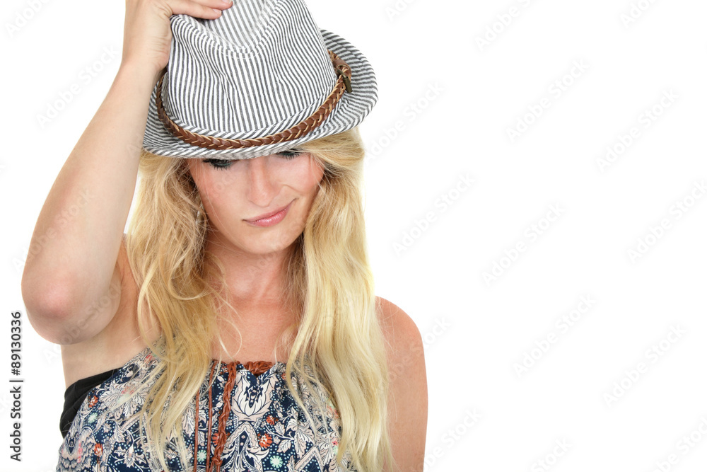 Frau mit Hut denkt nach