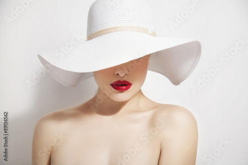 Tela red lips and white hat