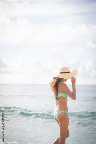海辺でリラックスする水着の女性