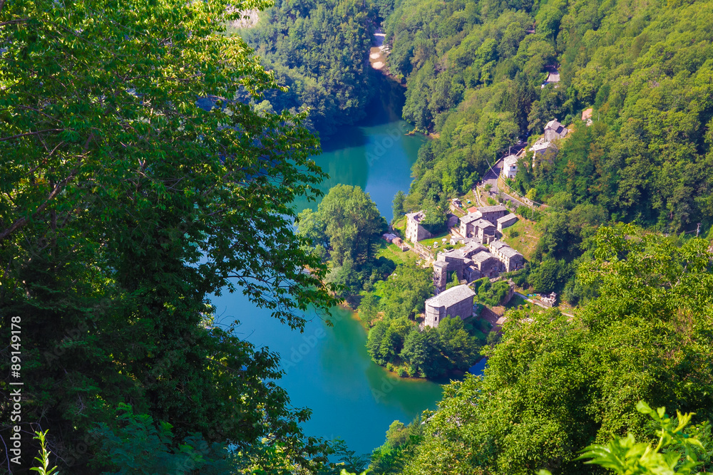 Lago verde nelle alpi apuane