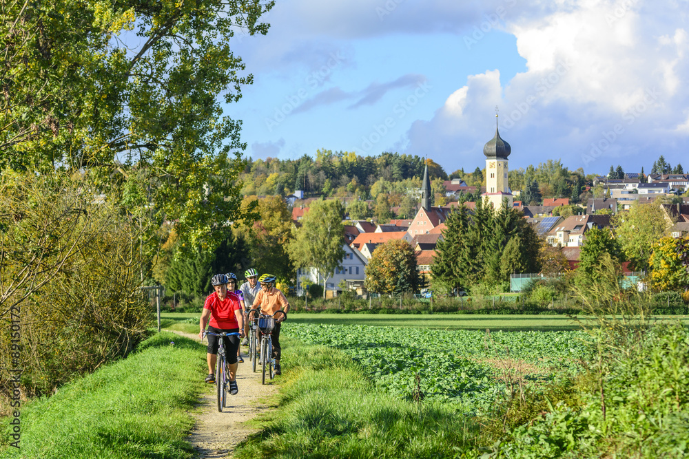 Fototapeta premium Radfahren in herbstlicher Landschaft