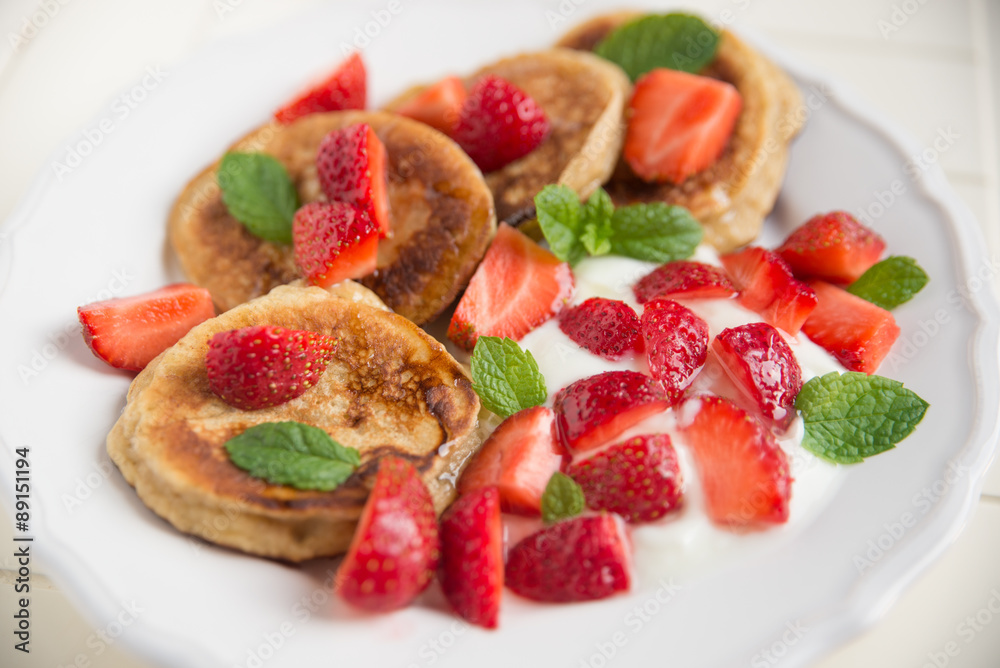 Pfannkuchen mit Erdbeeren und Minze Pfannkuchen mit Erdbeeren und Minze
