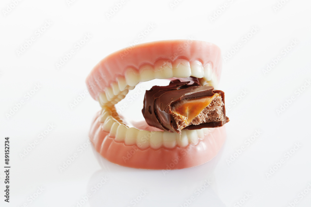 Zahnersatz aus Zucker und weißer Schokolade beißen Schokoriege Stock-Foto | Adobe Stock
