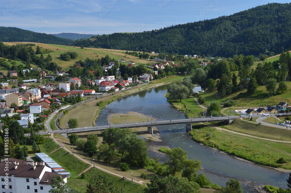 Most nad rzeką w górskiej dolinie - Muszyna