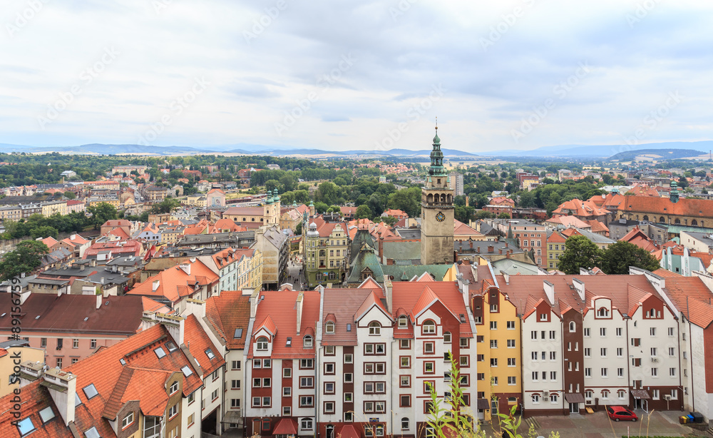 Kłodzko na Dolnym Śląsku - panorama starego miasta widziana z tarasu widokowego wznoszącej się nad miastem twierdzy pruskiej - obrazy, fototapety, plakaty 