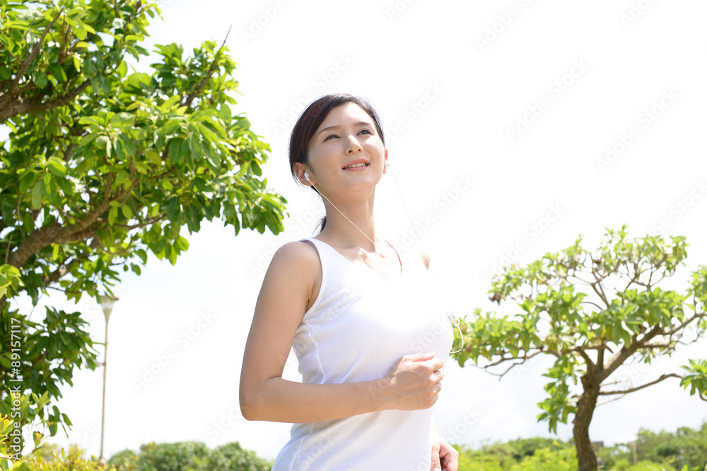 ランニングを楽しむ女性