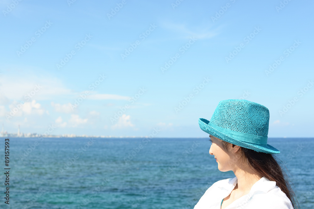 海を眺める女性 海を眺める女性